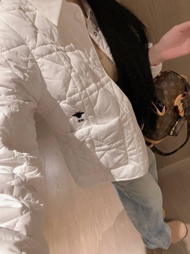 上新 迪奥 25.上新Cd菱格动物印花棉服 立体剪裁版版型可甜可盐减龄少女风。多种穿法百搭上身显瘦又高挑！强烈推荐自留款！ 颜色：黑色 白色 卡其 尺码：Sml