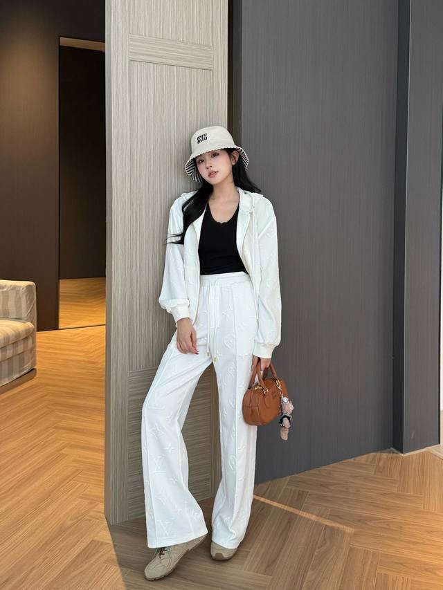 上新 Louis Vuitto* 驴 2025新品上架压花连帽外套长裤套装 定制Yb进口压花材质，质感光泽，舒适垂顺，连帽外套裁剪，时髦休闲，通体饰以标志性浮雕