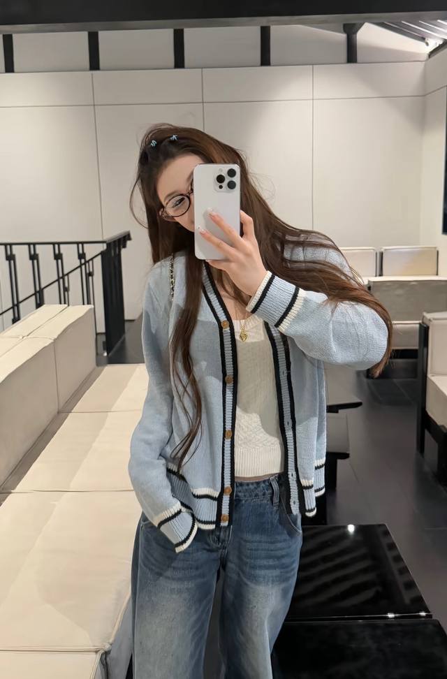 上新 西太后 土星秋天的毛衣开衫～ 土星冰川蓝 这件的色调还蛮灵魂的 是那种冰川蓝的 很清新 上身这温柔力也是没谁了～ 颜色：图色 尺码：Sml S码推荐： 8