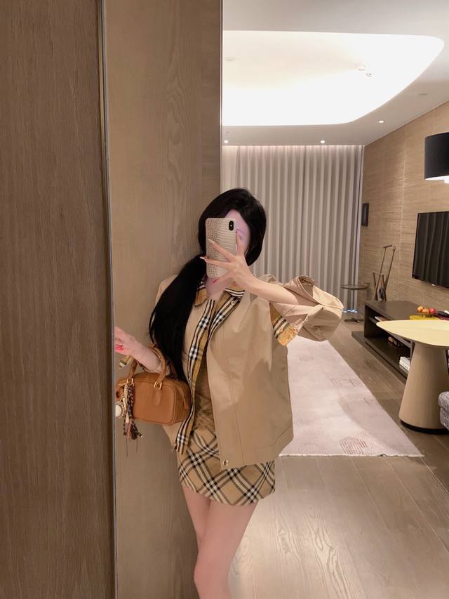 上新 Burberr* 巴宝莉 25Ss刺绣拼接经典格子夹克棒球服外套 这又要卖爆啦！超级洋气~ 图片色！首单现货开抢 颜色：卡其 白色 码数：Sml见尾图