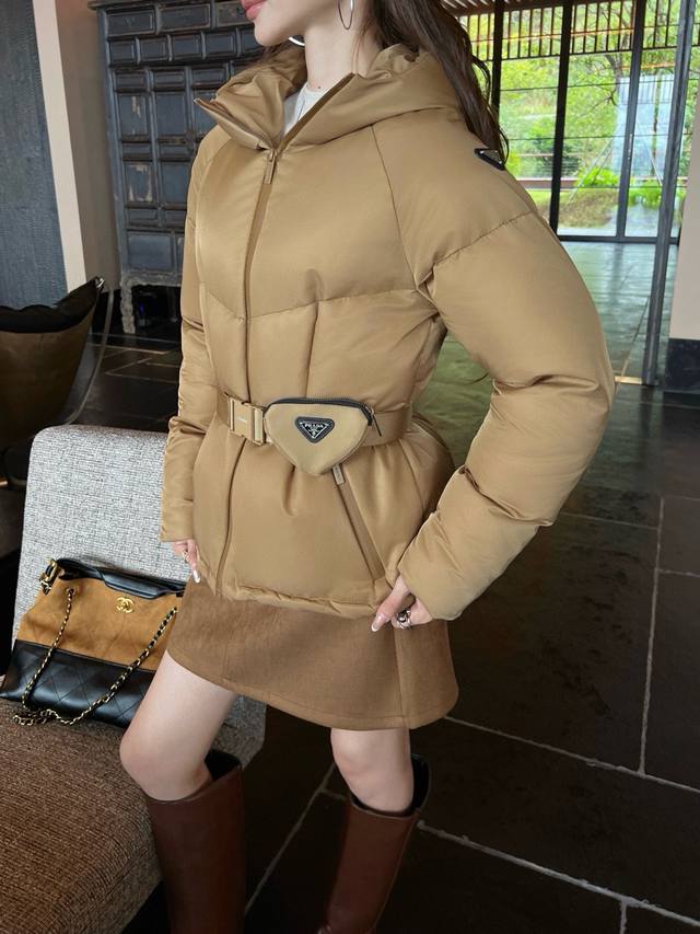 上新 Pd 普拉达 25Ss秋冬最新款官网最新款时髦精三角包腰带装饰连帽棉服 本季最佳版型 收腰面包服提高腰线巨显瘦 插袋设计时髦又帅气 超级大爱自留款原版进口