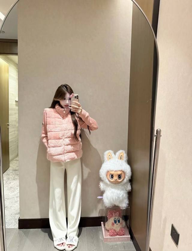 上新 Moncle* 蒙口莱 毛茸茸拼接袖羽绒外套 太显乖了谁能拒绝这么一件奶Fufu羽绒！ 毛茸茸+拼接款式 上身真的好有气质！ 怎么搭配都是回头率拉满了~