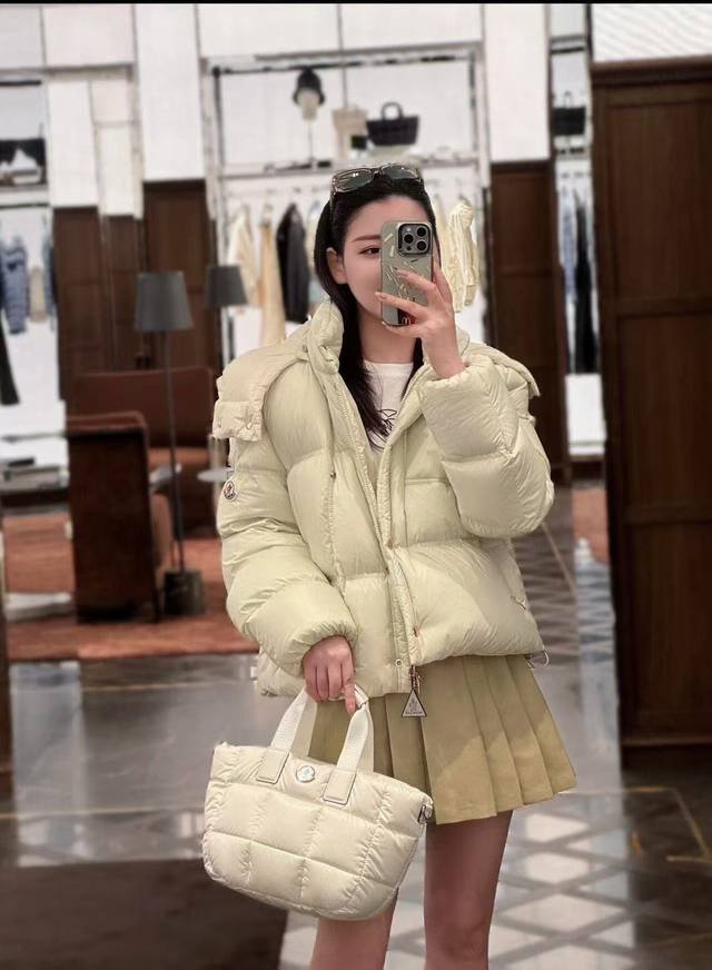 上新 Moncle* 蒙口莱 柜级定制！M家25新款羽绒服女加厚马甲短款时尚连帽90白鹅绒外套 颜色：图色 尺码：Sml S码推荐： 80~100 M码推荐：1