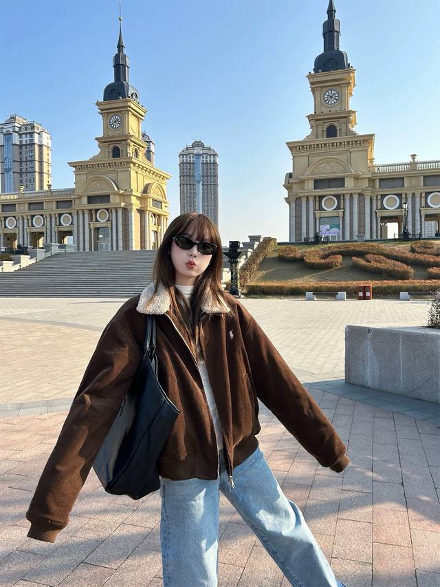 上新 Rl 拉夫 25Ss新款灯芯绒外套 内里羊羔绒设计 超级保暖 时髦好看不臃肿的保暖外套 咖色灯芯绒复古有型 自带氛围感～ 颜色：棕色 尺码：Sml S码推