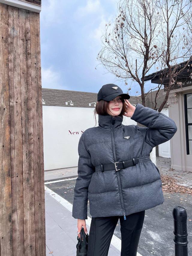 上新 Prad* 普拉达 2025新品立领腰带棉服外套 定制羊毛材质，立领翻领两穿修身外套 暖和不显臃肿，穿搭性更强，经典长方格纹理 搭配经典三角字母徽标，呈现