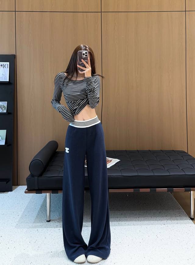 上新 Ce 赛琳 25Sd懒人福音秒出门的王炸羊绒裤 腰头和后口袋很有设计 面料软糯垂感好也很不错 颜色：黑色 杏色 尺码：Sml S码推荐： 80~ M码推荐