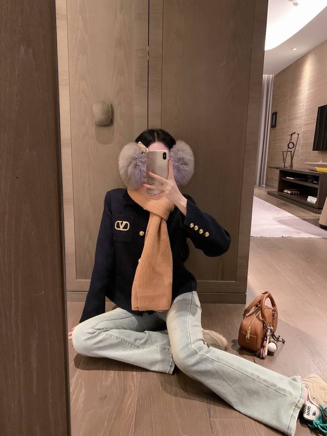 上新 Valentin* 华伦天奴 专Gui同款金线刺绣字母夹棉里布呢料外套～～ 颜色：蓝色 白色 尺码：Sml S码推荐： 80~100 M码推荐：100～1