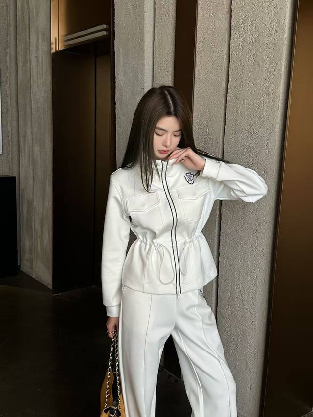 上新 套装 Bc* 连帽抽绳收腰外套搭配松紧腰直筒裤套装 经典的刺绣章仔点缀，黑白两色！ 颜色：黑色 白色 尺码：Sml S码推荐： 80~100 M码推荐：1