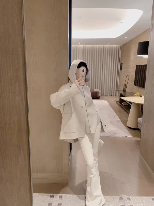 上新 Miumiu 缪缪 羊绒大衣＋羊绒马甲套装 高品质，配送胸针，可以穿一整个冬天，超级保暖 颜色：灰白色 码数：Sml S码推荐： 80~100 M码推荐：