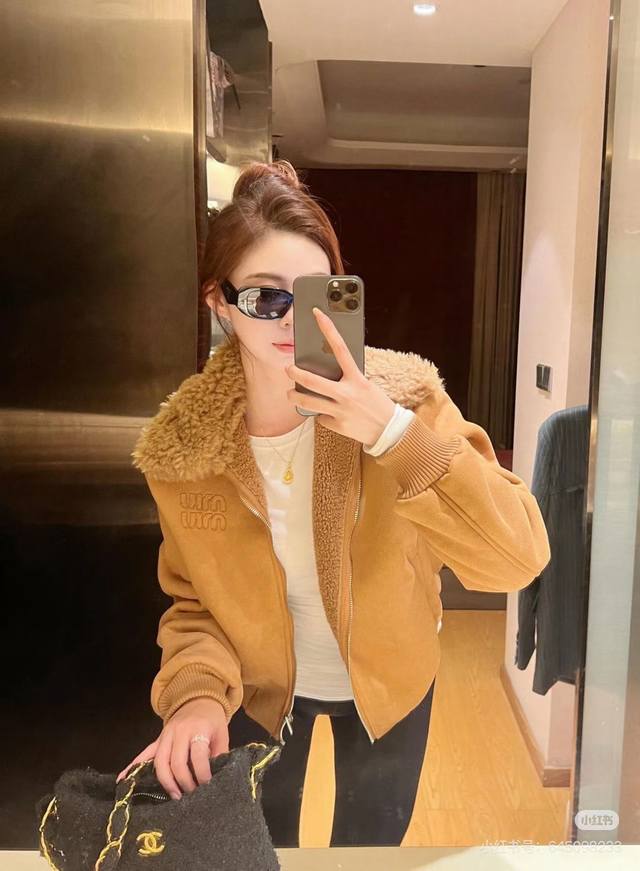 上新 Miumiu 缪缪 美拉德色系刺绣翻领拼接鹿皮绒夹克外套 原标！今年又给你们安排上啦！谁能拒绝呀~图片色！首单现货800件开抢定制面辅料 认准版本 高版本
