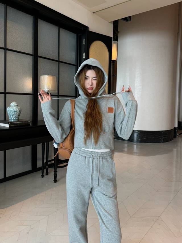 上新 套装 罗意 休闲套装 百搭不挑人 简约高级耐看实穿 定制面料 舒适亲肤 时尚休闲百搭不挑～ 颜色：黑色 灰色 尺码：Sml S码推荐： 80~100 M码