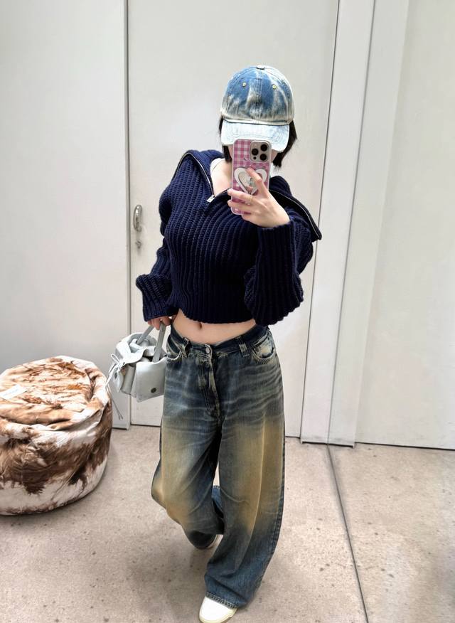 上新 Ance 半拉链粗针毛衣～ 藏蓝 Ac粗针毛衣我先穿了！！ 这件Ac风字母刺绣藏蓝大翻领半襟拉链针织 收腰毛衣真的很绝 藏蓝色 自带沉静高级感 颜色：藏蓝