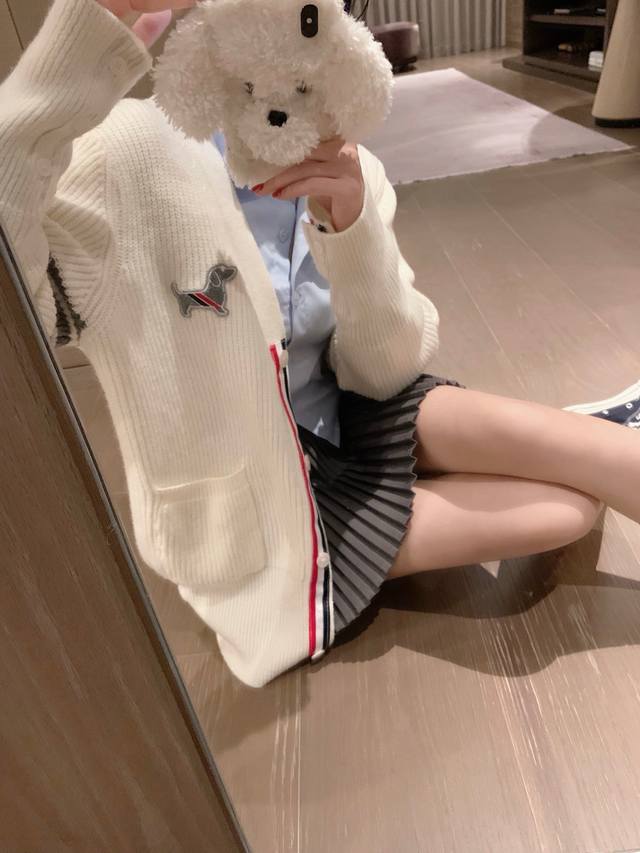 上新 Tb订制毛圈刺绣小狗学院风针织开衫外套～ 颜色：黑色 灰色 米色 尺码：Sml S码推荐： 80~ M码推荐： ～115 L 码推荐： 115～135