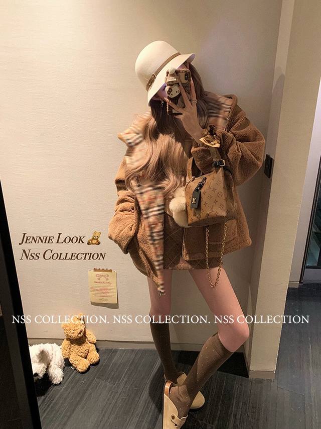 上新 Burberr* 巴宝莉 Bbr秋冬卖爆的毛羔外套 内里采用经典格纹设计，棕色毛羔材质柔软又保暖，秋冬穿超合适！袖口和衣身拼接格纹，英伦风满满，复古感十足