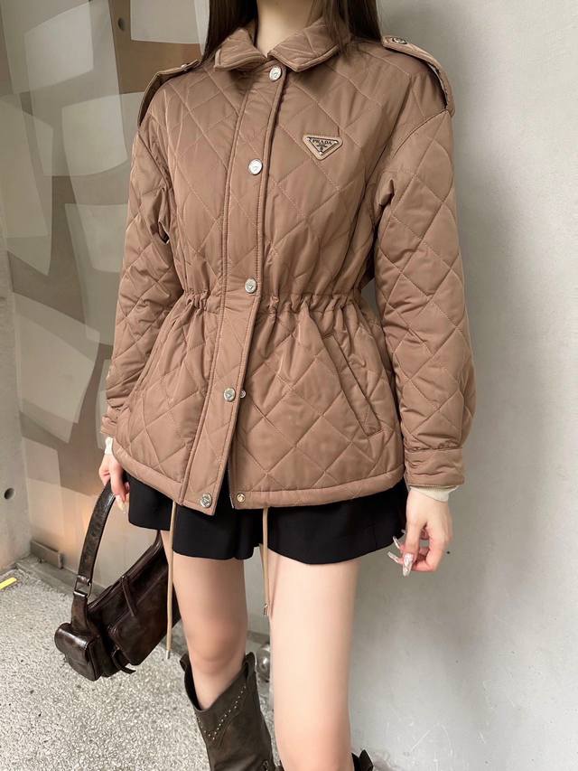 上新 Prad* 普拉达 2025新品上架菱格连帽抽绳收腰棉服 定制Yb进口防风防水尼龙材质，其工艺还原，升级材质，提升秋冬御寒功能，羽绒棉填充内里，整件轻盈保