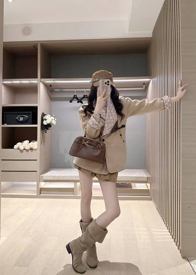 上新 Lv 驴 强烈推荐 25年早秋冬系列 Logo经典小花双面羊毛呢大衣外套 小绵羊皮边设计 百分百绵羊皮 高端品质 Yb1:1定制！ 颜色：卡其 尺码：Sm