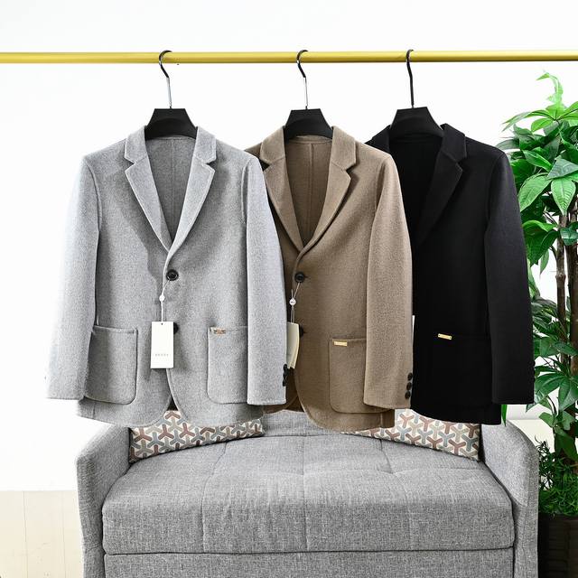 上新， 米 报单号：002# Gucci 古驰25Ss新款双面呢大衣外套！！商务休闲！ 兄弟们都知道，这时候上的都是一些迫不及待想给你们的牛货，整批到货，尺码颜