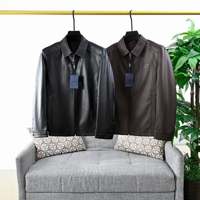 上新， 米 报单号：887# 普拉达男士高级时尚休闲皮衣，水洗皮休闲时尚皮衣， 时髦的恰当好处显瘦显高视觉上无限延长～～经典黑色系内敛又不张扬，低调又不可忽视可