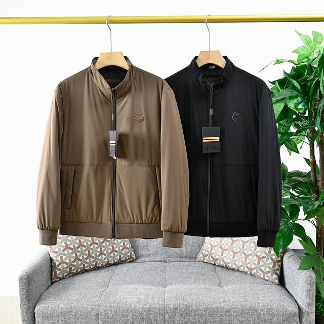 上新， 米 报单号：1502# 杰尼亚25Ss冬季男士立领加棉夹克外套！ 业内有一个说法就是男性如果遇到杰尼亚单品 不要犹豫！它的面料品质 一定会让你满意 ！