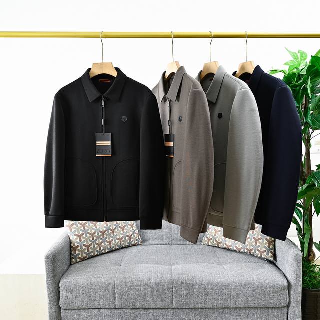 上新， 米 报单号：6676# 杰尼亚25Ss新款经典休闲商务羊毛毛呢外套！气质垂感！纯手工打造！经典翻领设计上身气场十足，任何场合都可以！ 棉羊毛毛呢面料，色