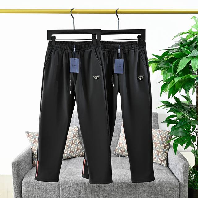 上新， 米 报单号：0571# 独家发售 Prada普拉达高端轻奢休闲加绒男裤！ 高品质自留款 25Sprada 普拉达男士冬季男士直筒加绒休闲裤， 上身版型赞