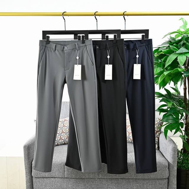 上新， 米 报单号：653# Gucci 古驰最新款男士加绒金标商务休闲裤西裤 古家暴躁开始 后腰小金标设计，锦上添花独特一笔.这条裤子给我的感觉，就好比一条婚