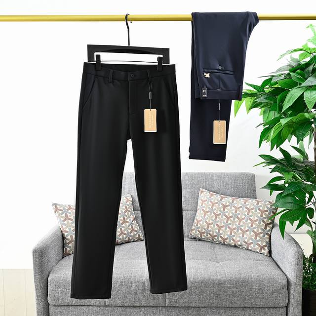 上新， 米 报单号：692# 巴宝莉2025新款男士加绒战马休闲西裤， 经典斜插口袋款式，小直筒版型，口袋定制战马金属Logo，内里格子包边。时尚男士衣橱必备单