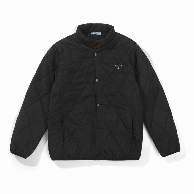 供 Prada普拉达经典三角皮标轻便菱格棉服 建议干洗 切勿机洗浸泡 脏了好打理 可以拿牙刷直接刷 非常不推荐直接扔洗衣机 合体版型 喜欢宽松可选大一码 主标