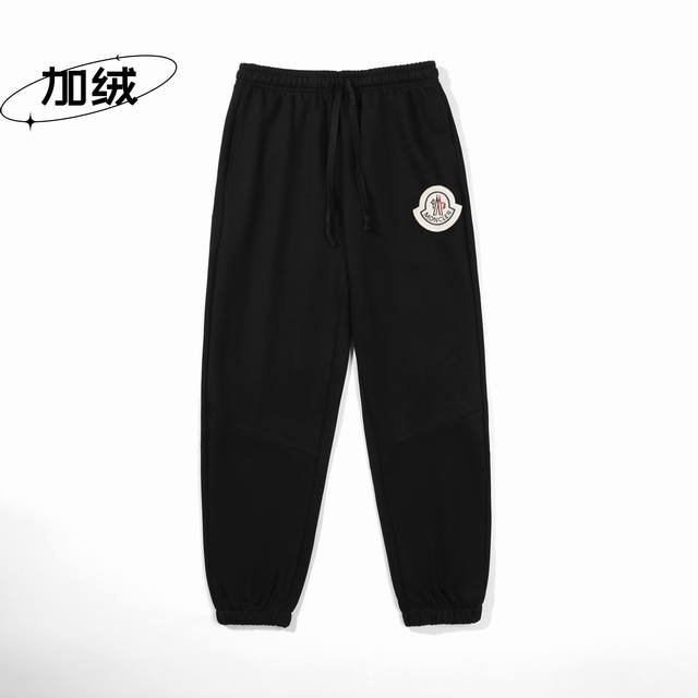 供 Moncler蒙口加绒卫裤 定制主标 辅料 水洗齐全 品牌精密刺绣标 原单品质 秋冬必入 甄选高克重加绒面料 质感厚实 柔软舒适 松紧腰加抽绳可调节腰围 极