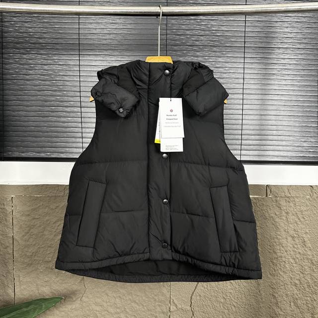 顶级独家实拍- 款号Dj90790 ｜露露乐檬 泡芙马甲羽绒服 -粉色出货 Lu 泡芙云朵羽绒服！！ 现在最火的面包服！ 不挑性别和年龄的一款中性面包服，性价比