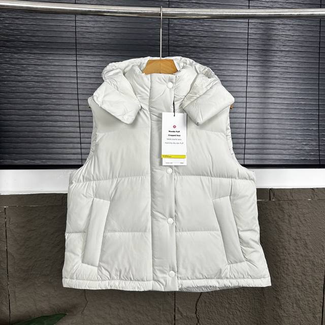 顶级独家实拍- 款号Dj90790 ｜露露乐檬 泡芙马甲羽绒服 -粉色出货 Lu 泡芙云朵羽绒服！！ 现在最火的面包服！ 不挑性别和年龄的一款中性面包服，性价比