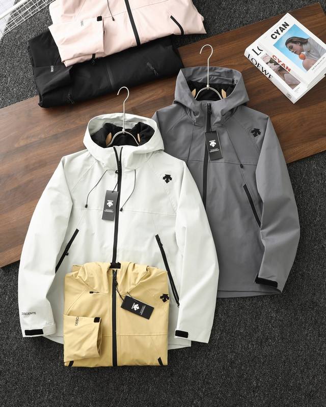 供 控 Descente迪桑特Dualis都市通勤男士防泼水夹克梭织外套新款 Dualis都市机能风经典造型设计Vertex Lite Jacket梭织夹克。采