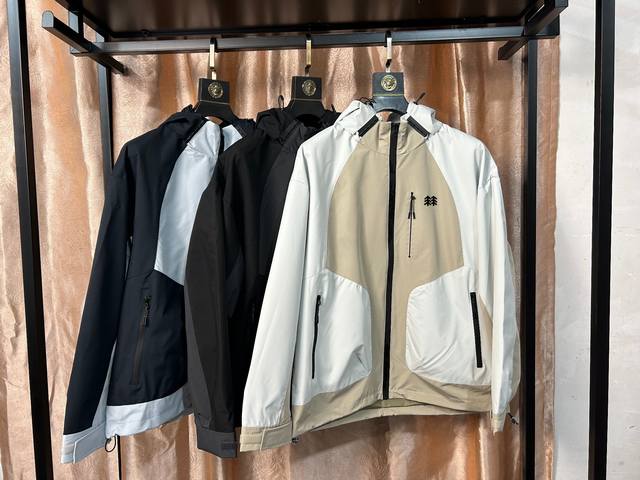 供 控 Kolon Sport可隆夹克防泼水上衣户外休闲衣男女防泼水徒步外套，可隆家大爆款软壳梭织冲锋衣 高顶小树内里抽绳部位倒三角开模Logo， 门襟拉链与衣