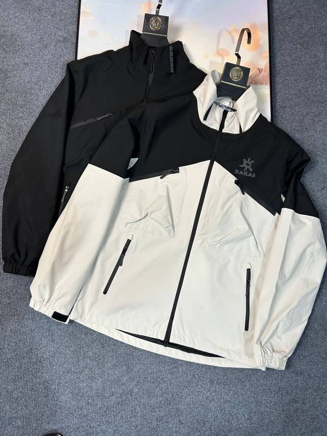 供 控 Kailas凯乐石 连帽户外运动软壳防风外套 经典款 帽子可拆卸 新品，春季连帽风衣外套！舒适度很优秀！ 情侣款休闲运动防水冲锋衣 防水:级别达到荷叶水