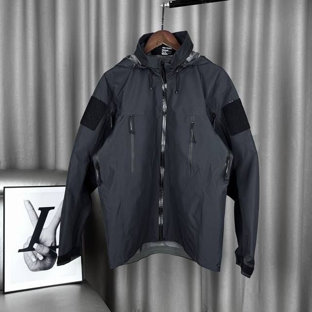 供 黑色 独家臻品 ‘ 始祖鸟 Alpha Leaf Jacket Gen2 透气纯色高领军鸟防水防风立领连帽硬壳拉链冲锋衣男女同款外套 -全套1:1定制辅料定