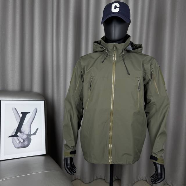 供 游骑兵绿 独家臻品 ‘ 始祖鸟 Alpha Leaf Jacket Gen2 透气纯色高领军鸟防水防风立领连帽硬壳拉链冲锋衣男女同款外套 -全套1:1定制辅