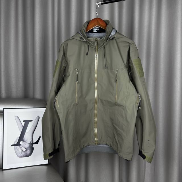 供 游骑兵绿 独家臻品 ‘ 始祖鸟 Alpha Leaf Jacket Gen2 透气纯色高领军鸟防水防风立领连帽硬壳拉链冲锋衣男女同款外套 -全套1:1定制辅