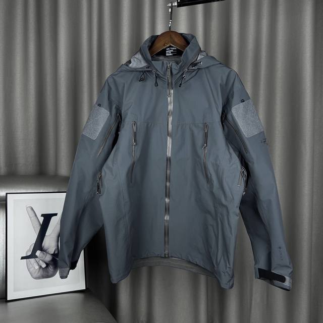 供 狼灰色 独家臻品 ‘ 始祖鸟 Alpha Leaf Jacket Gen2 透气纯色高领军鸟防水防风立领连帽硬壳拉链冲锋衣男女同款外套 -全套1:1定制辅料
