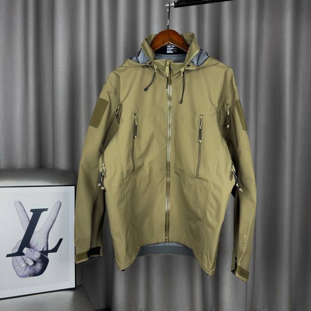 供 鳄鱼色 独家臻品 ‘ 始祖鸟 Alpha Leaf Jacket Gen2 透气纯色高领军鸟防水防风立领连帽硬壳拉链冲锋衣男女同款外套 -全套1:1定制辅料