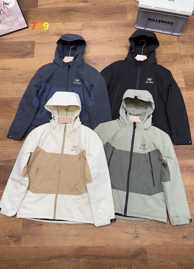 始祖鸟25年冬季柜子新款棉衣外套！ 情侣款！ 超强福利跑量新款 户外情侣款连帽加厚羽绒棉衣外套！ 连帽设计，帽子可拆卸！ 简约大方的棉衣外套 超轻保暖，立体剪裁