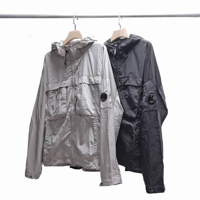 C.P尼龙褶皱机能风户外连帽冲锋衣外套金属褶皱尼龙工装夹克 一件还原度拉满的机能风冲锋衣，兼顾户外防护与潮流造型，日常出街或轻度户外都适配！ 核心面料：采用订做