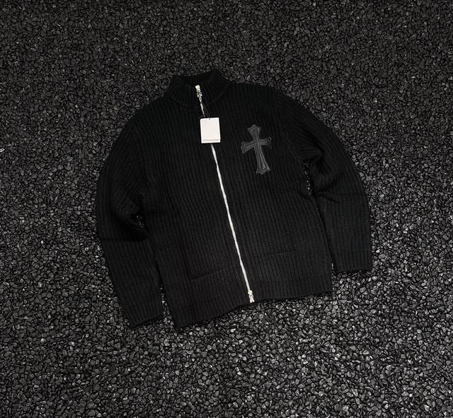 克罗心羊毛925银拉链小羊皮羊毛开衫 核心面料：选用80%羊毛+20%聚酯纤维，既保留羊毛的温暖特性，又解决全羊毛易起球问题，上身舒适不臃肿。 卓越质感：拉链为