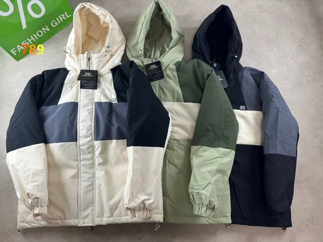 可隆Kolon Sport 男女同款情侣工装羽绒棉服拼色保暖棉衣外套。 版型正 上身效果极佳 挺阔有质感 采用的超细纤维棉，矩形压线工艺，填充均匀 剪裁适合亚洲