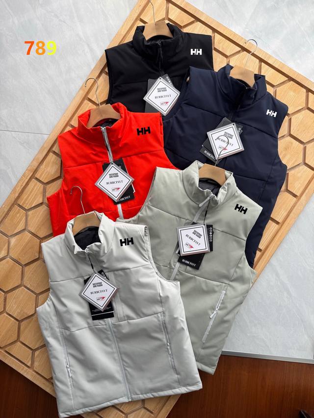 海丽汉森棉马甲 25秋冬季高品质情侣款棉衣马甲！ 户外运动立领宽松无袖棉马甲背心。这款马甲背心，采用舒适面料，户外、运动、休闲、居家都非常適合。 这款立领户外休