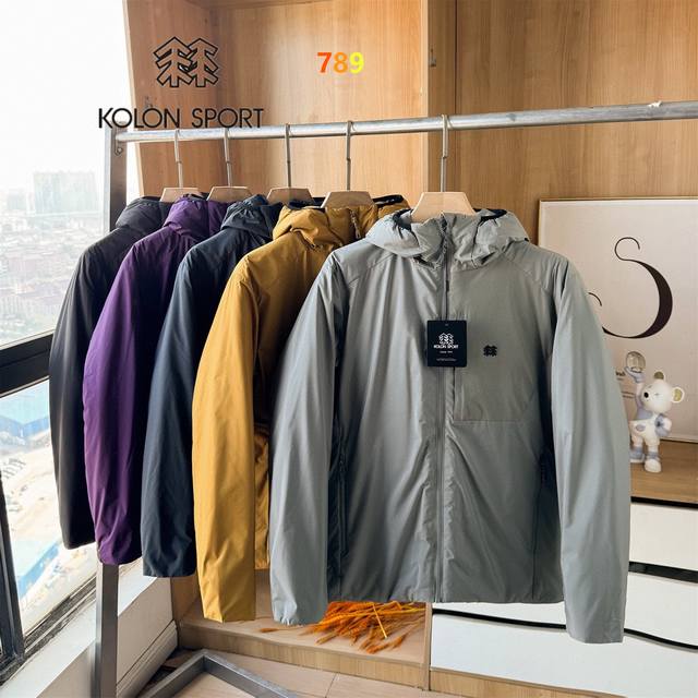 Kolon Sport科隆秋冬款上新情侣款防户外棉衣 ，配备收纳袋，可收纳为U型枕！ 户外版防水棉衣，轻量化 五防科技面料 ，具备优异的户外功能性 面料是重中之