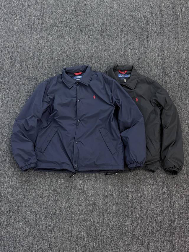 拉夫劳伦纯色翻领单排扣棉服 一件还原度拉满的纯色翻领棉服，高密尼龙+新雪丽棉，兼顾轻薄质感与强保暖性！ 核心面料：外层采用高密尼龙材质，抗风耐用；内里填充新雪丽