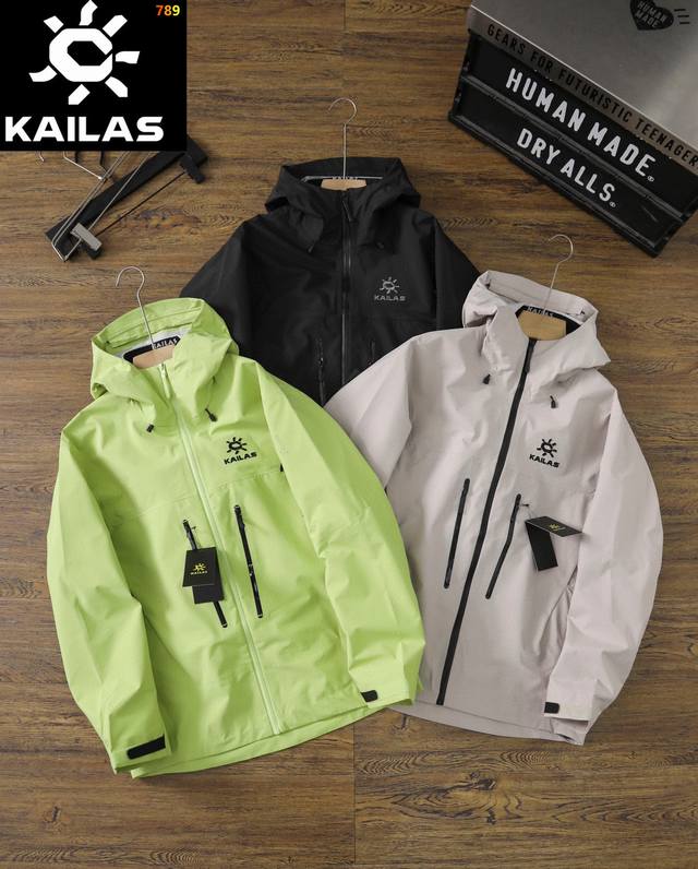 新款！硅胶立体Logo Kailas 凯乐石户外硬壳压胶连帽冲锋衣V领登山透气防风防水硬壳冲锋衣 凯乐石全新硬壳冲锋衣夹克，Gtx 户外防水硬壳向导级冲锋衣，机
