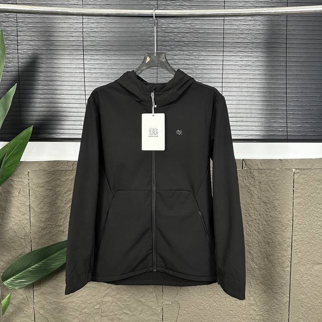 10送鸟清洗剂 款号：Dj90110 可隆25年新款男士软壳外套户外防风冲锋衣 这是一款男士复合连帽拉绒软壳夹克外套，功能性极强，它可以陪你征服山川湖海，又可以