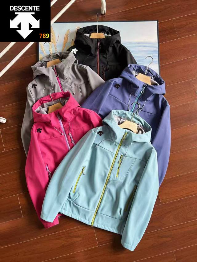 女款女款 迪桑特软壳加绒冲锋衣专柜同步更新~ 现货发售迪桑特软壳冲锋衣 官网同步发售，全方面压胶加激光切割技术，加绒保暖迪桑特冲锋衣，正宗的高端货，激光穿孔 和
