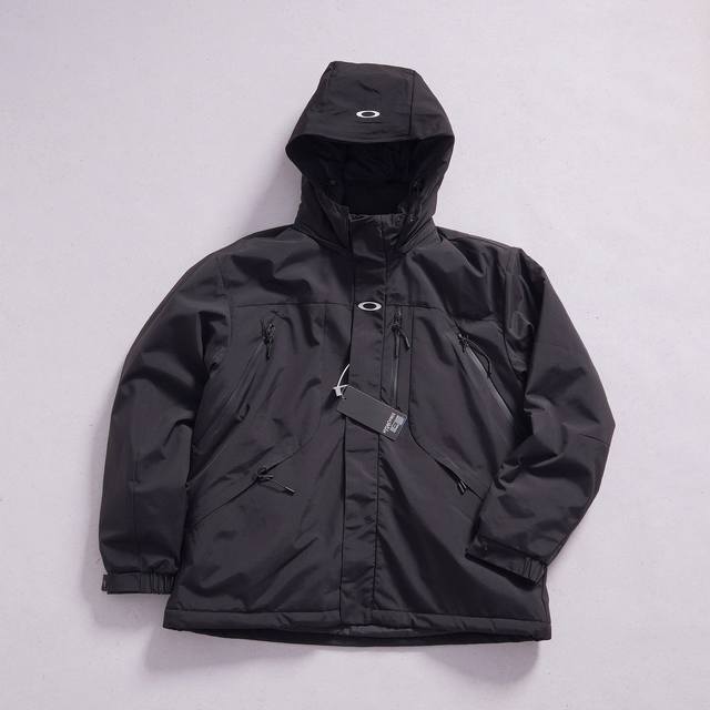 欧克利 新款Oak滑雪棉服 一件还原专业滑雪属性的保暖滑雪棉服，轻便不臃肿，是滑雪场景的实力之选！ 核心面料：内里填充新雪丽Kl型150G棉，触感如羽绒般柔软，
